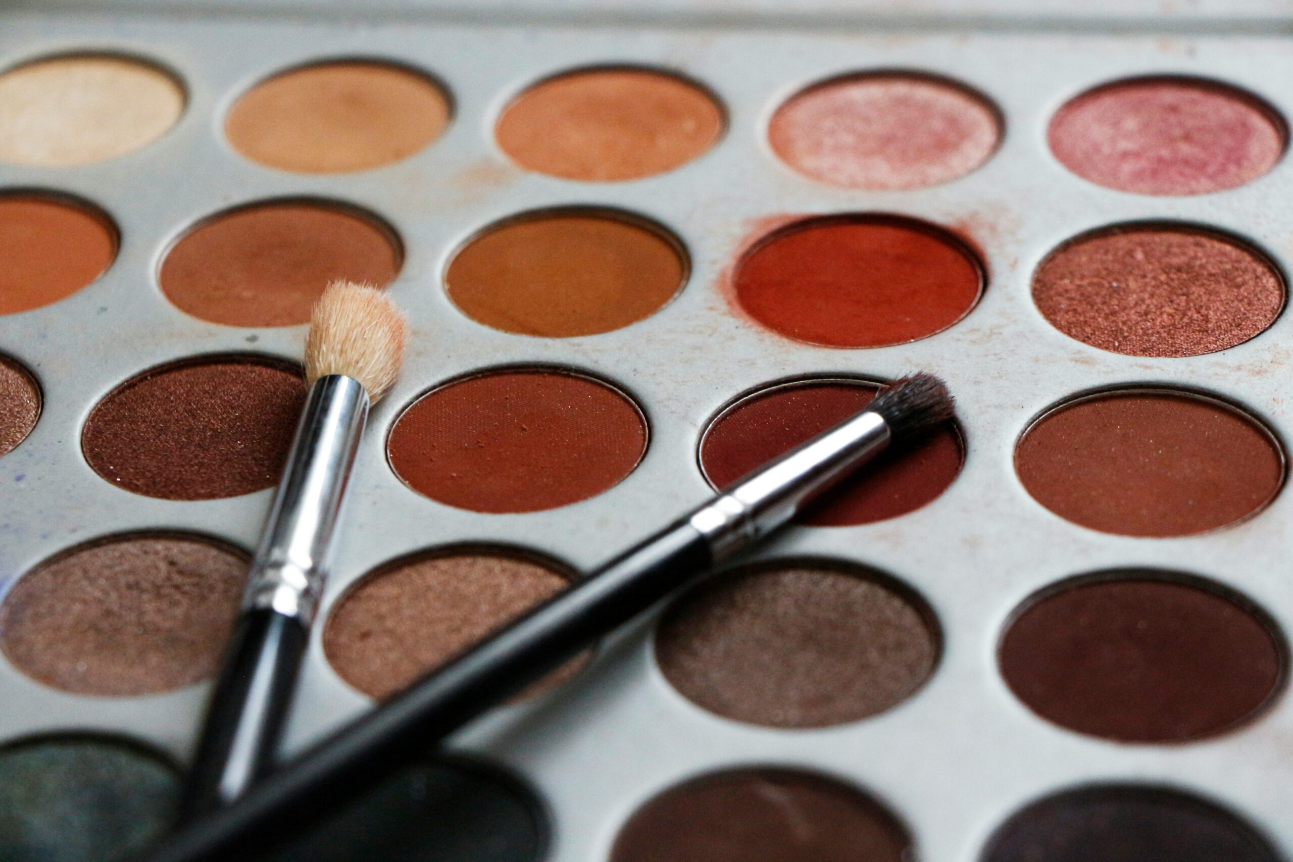 A humorous photo showing mismatched eye shadow and lipstick colors