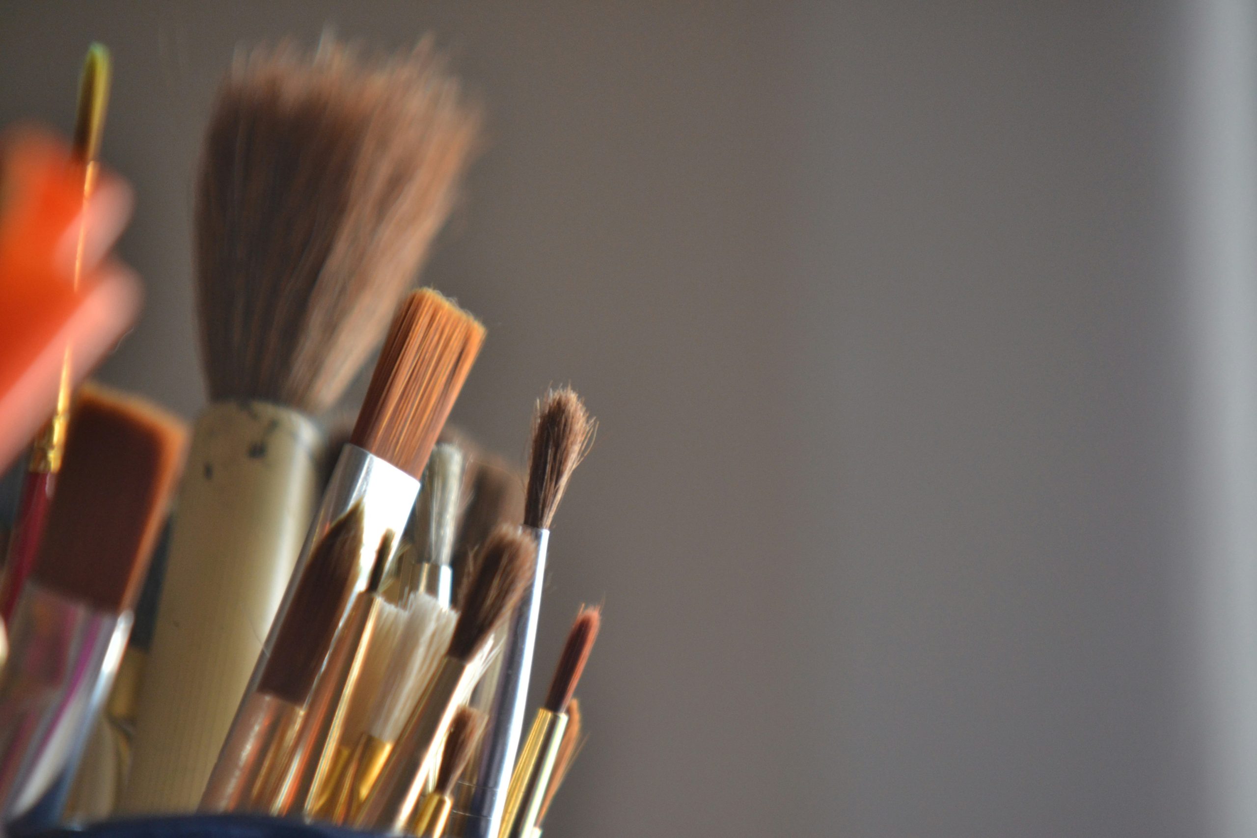 Comparison infographic showing smoothness, durability, and time-efficiency between traditional and airbrush makeup