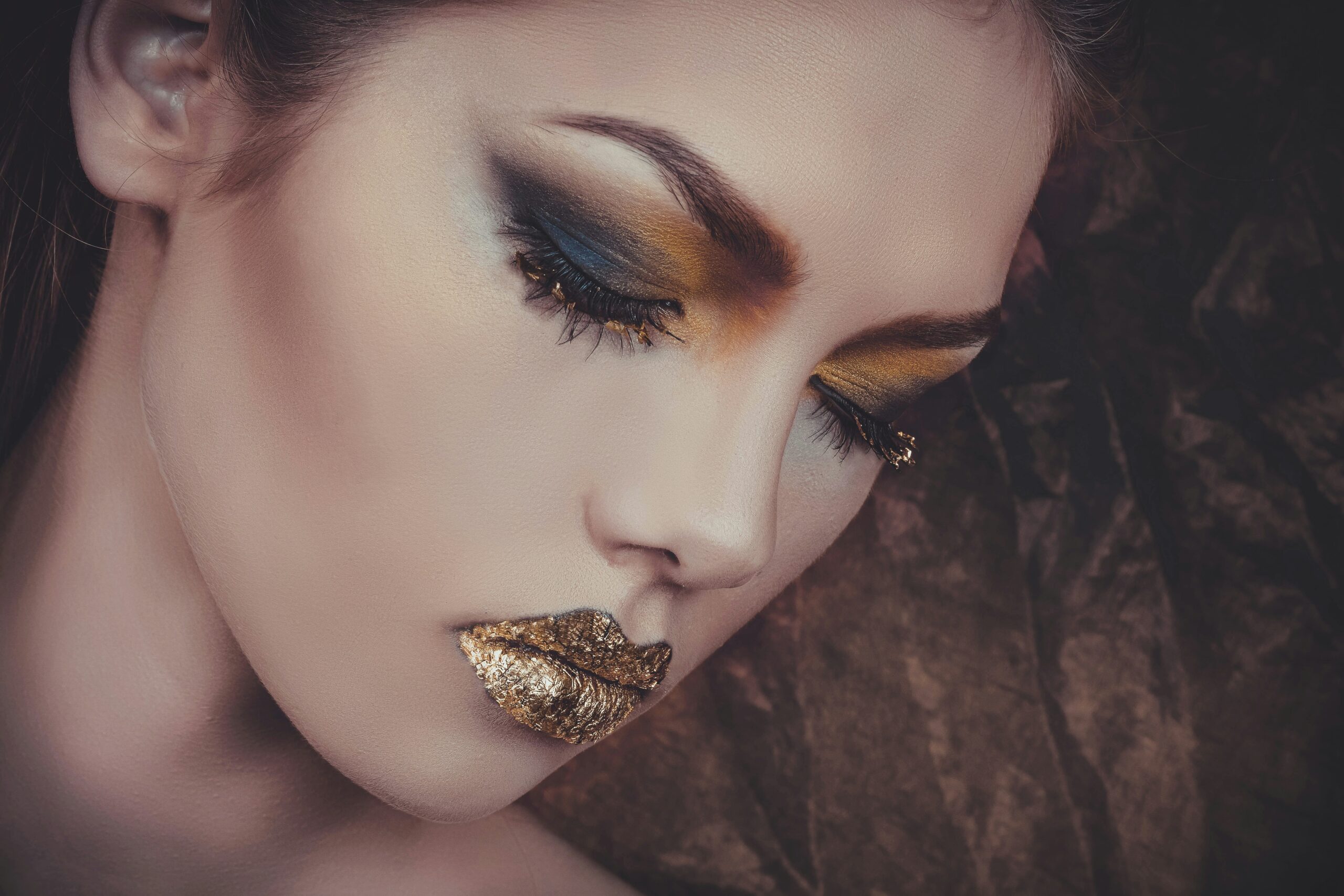 An image demonstrating how to blend eyeshadow seamlessly for a classic smokey eye.