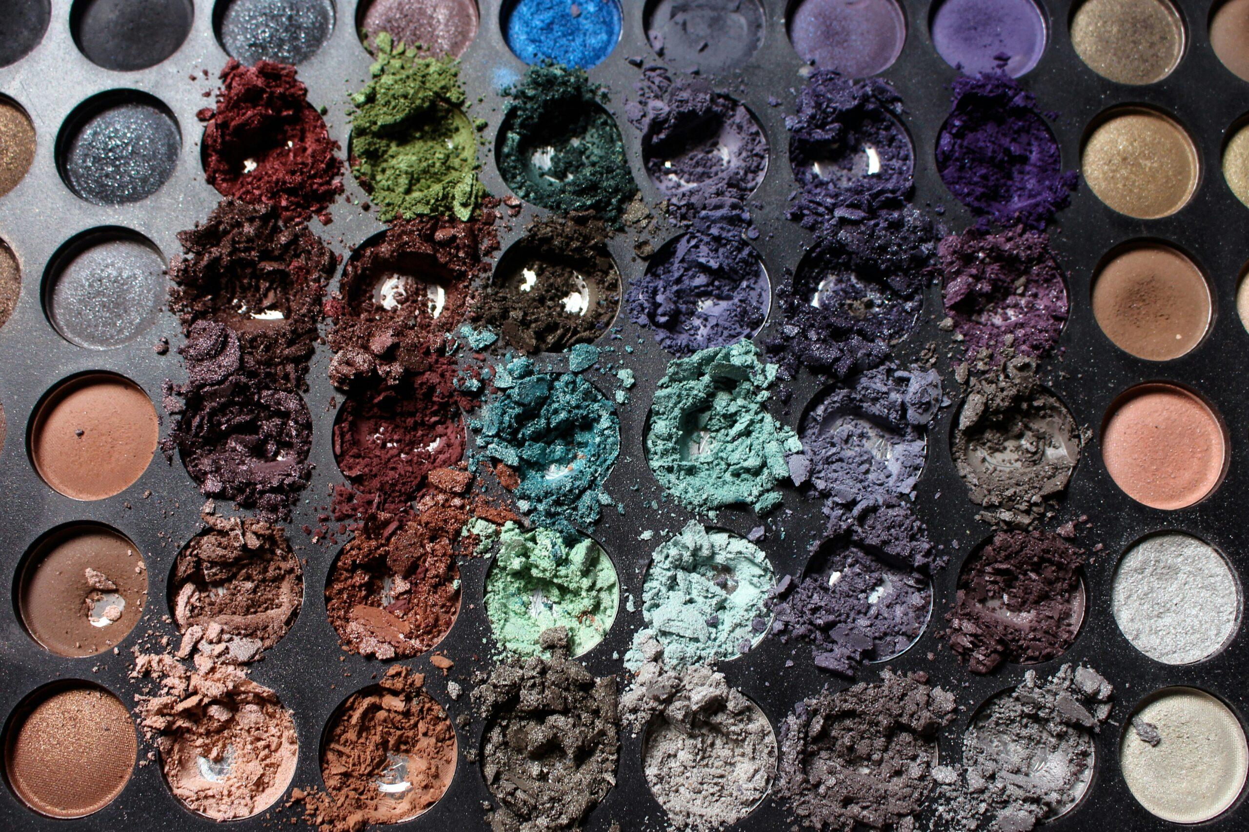 Mastering the Art of Detailed Eyeshadow Blending: A Makeup Artist’s Guide