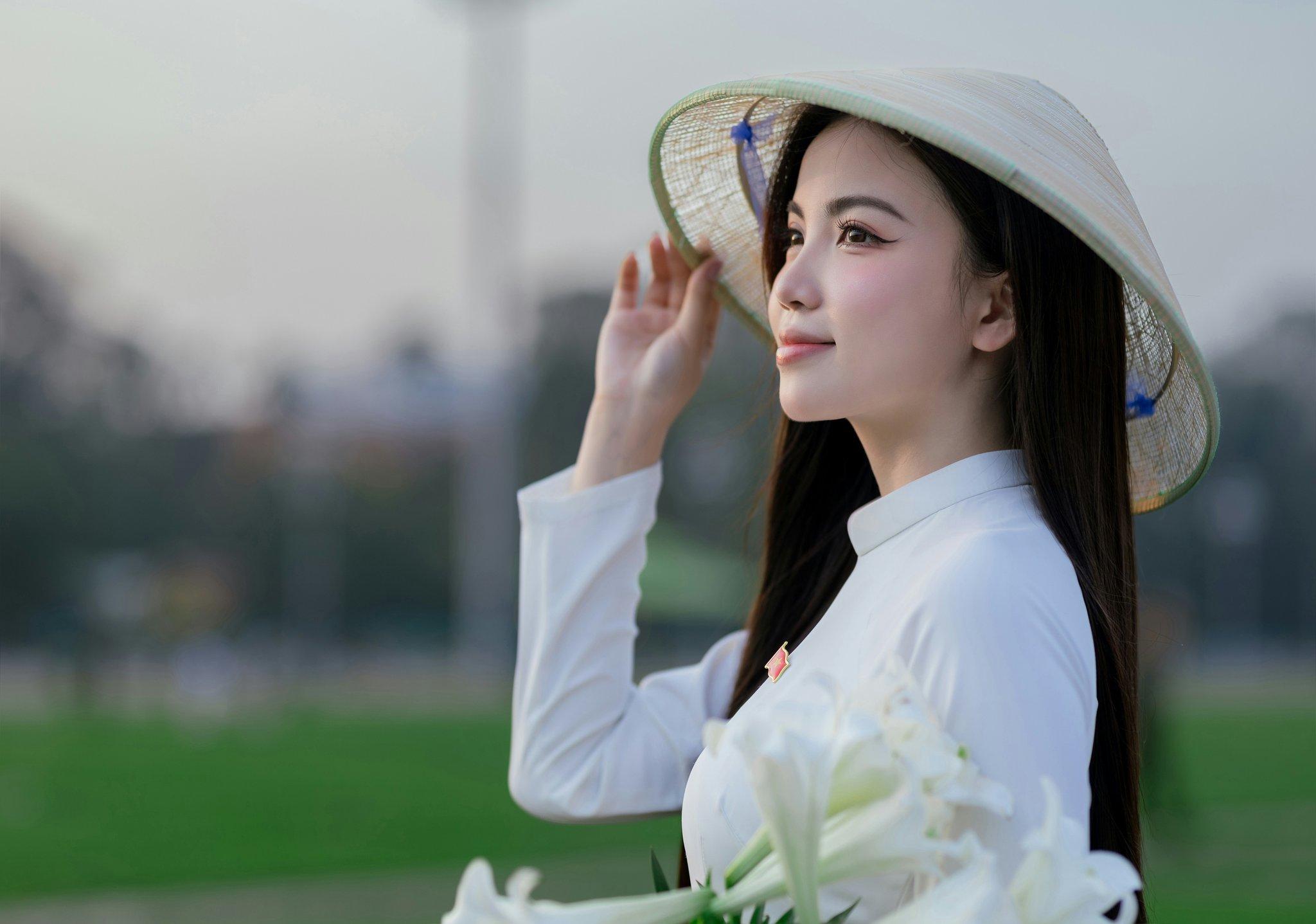 A detailed tutorial showcasing proper lip lining technique