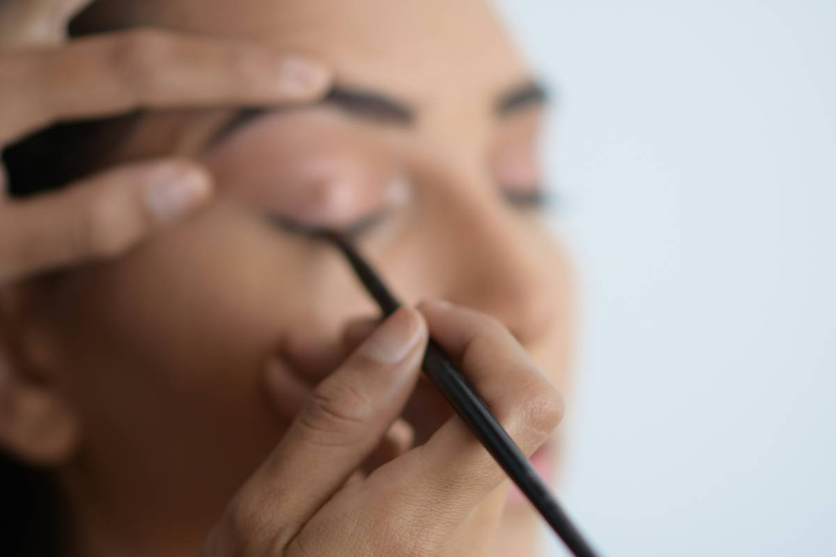 Graphic depicting various eyeliner tips including layering techniques and stabilization tricks