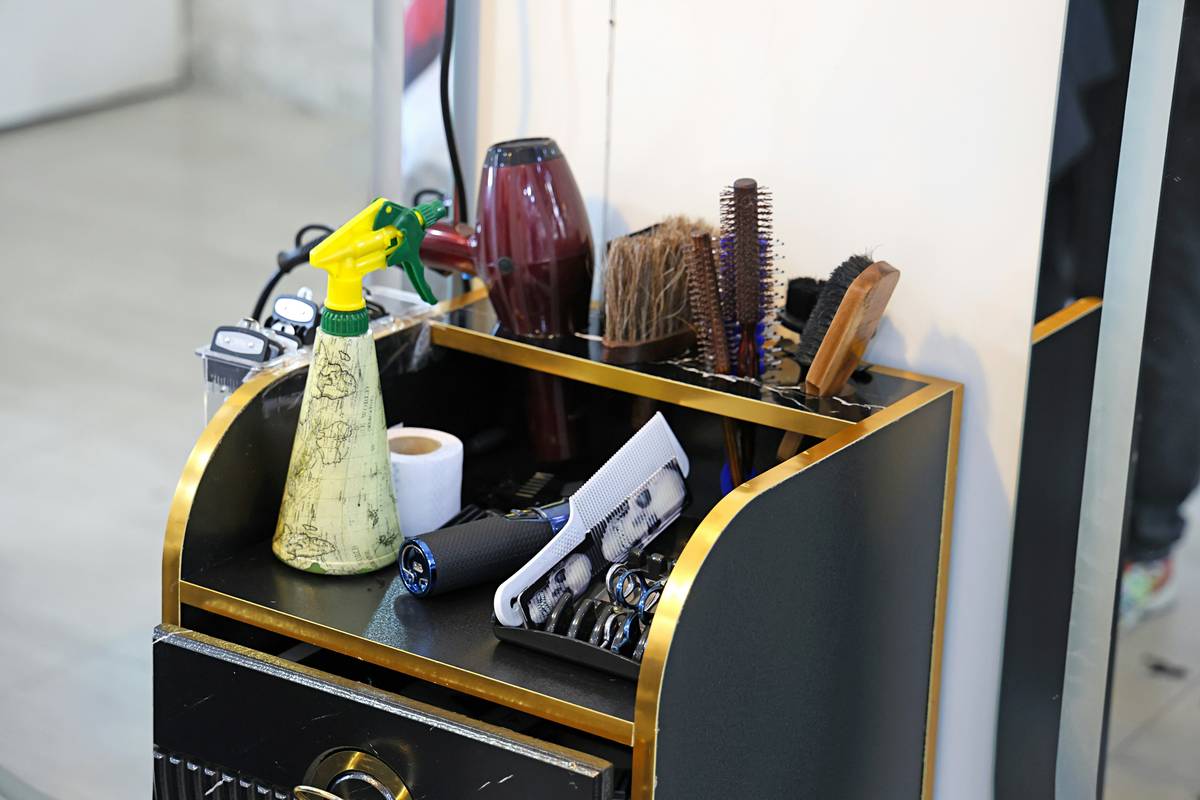 Infographic showing types of professional makeup tools and their uses.