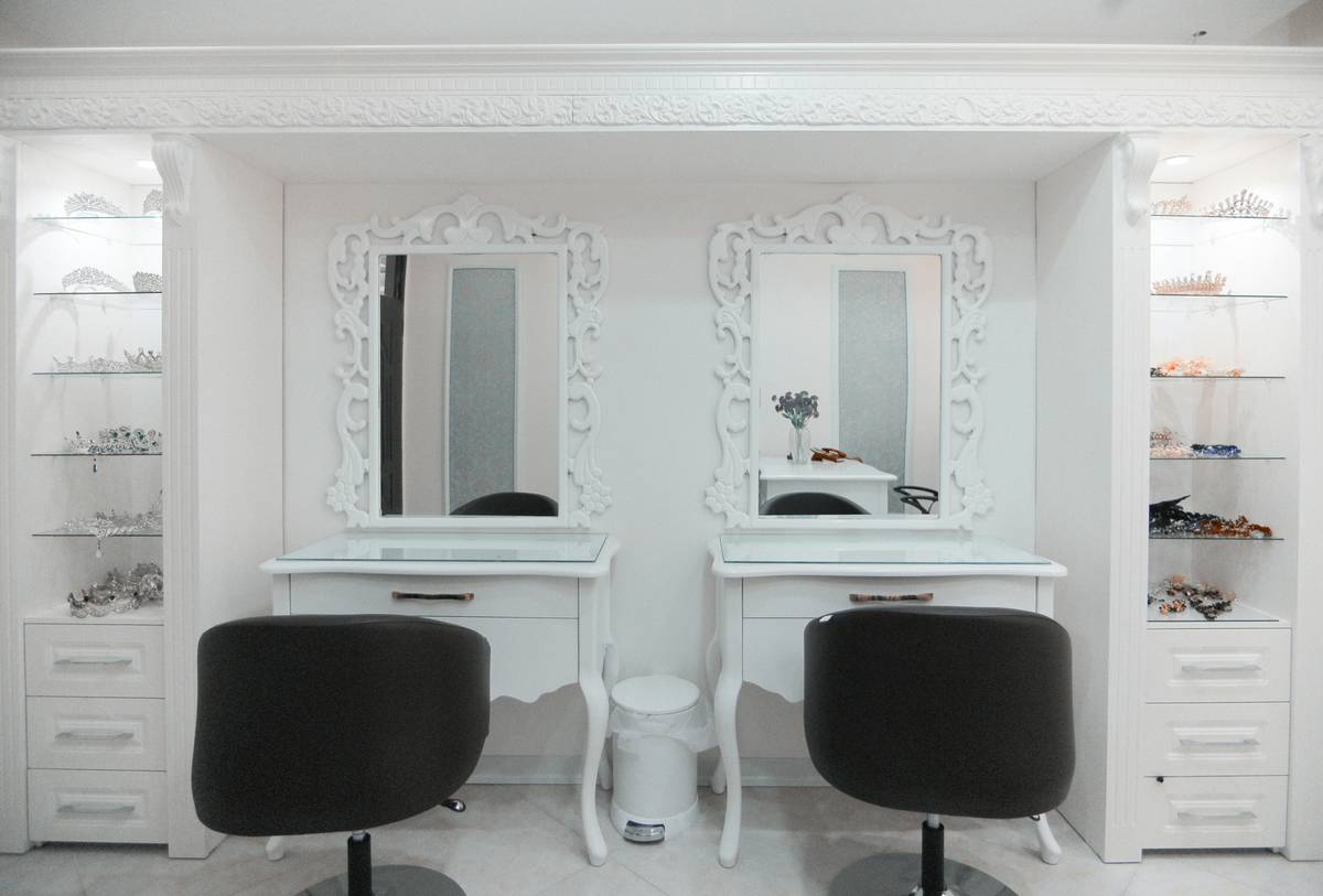 The Expert Makeup Chair: Unlock the Secret to Flawless Artistry
